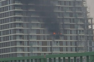 (KURIR TV) PANIKA NA GRADILIŠTU BEOGRADA NA VODI: Gorela jedna od kula, radnici se nagutali dima