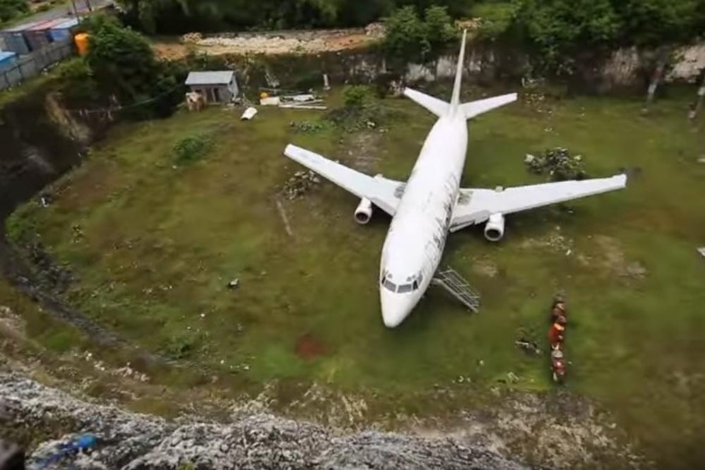 (VIDEO) NAJVEĆA MISTERIJA RAJSKOG OSTRVA: Niko ne zna otkud se ovaj avion stvorio, a samo retki uspeju da se ukrcaju