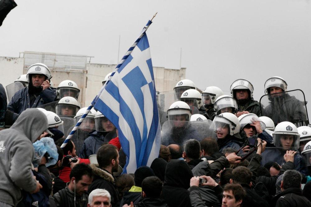 DRAMA U GRČKOJ: Desničari upali u centar levice, povređeno 5 aktivista!