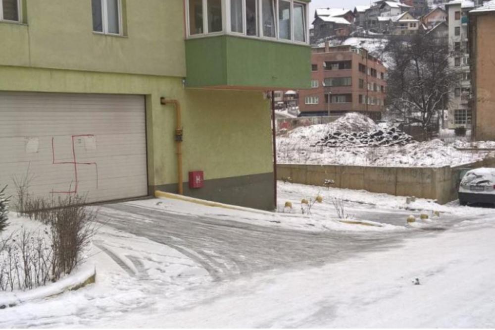 (FOTO) KUKASTI KRSTOVI OSVANULI U SARAJEVU: Na više zgrada i vozila u naselju Buča Potok iscrtan nacistički simbol