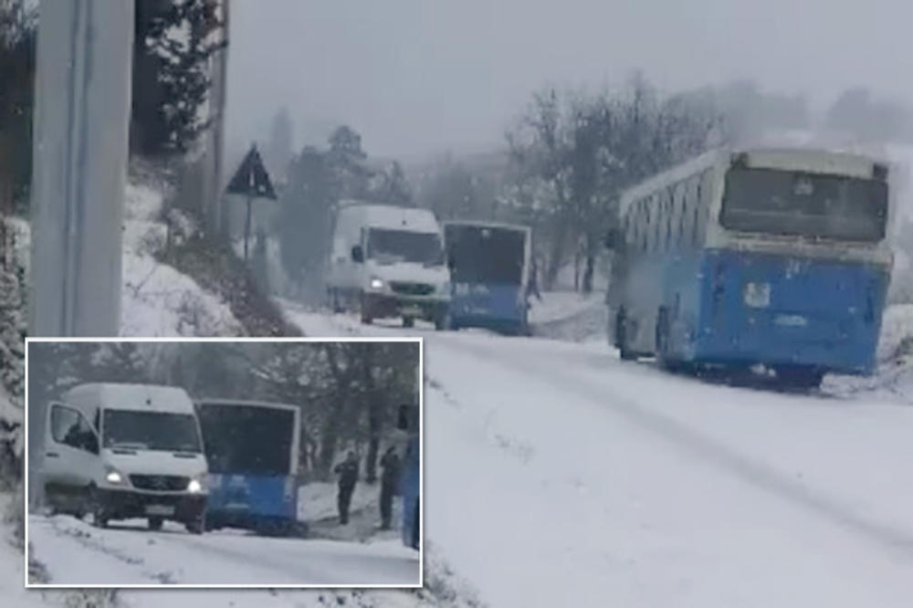 NEZGODA NEDALEKO OD BEOČINA: Autobusi skliznuli s puta, putnici se smrzavali!