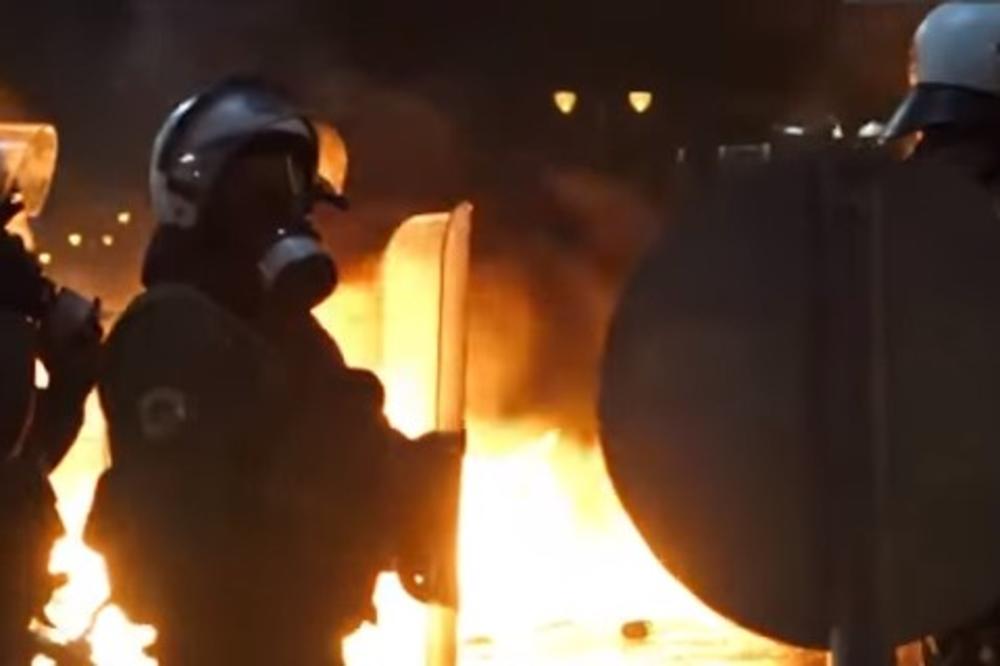 (VIDEO) ŽESTOKI SUKOBI HULIGANA I POLICIJE U SOLUNU: Navijači PAOK-a napravili haos po gradu posle otkazivanja meča sa Olimpijakosom