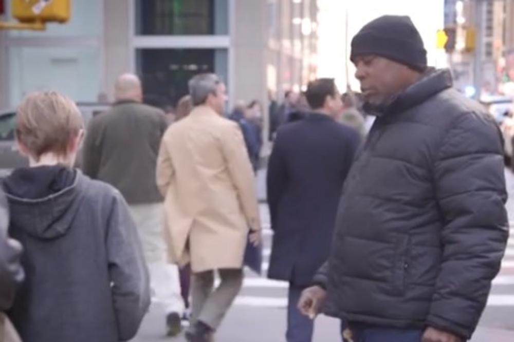 (VIDEO) KAKO ZARADITI 1.000 DOLARA DNEVNO U NJUJORKU: Ovom čoveku je dovoljno da ocrni nečije cipele!