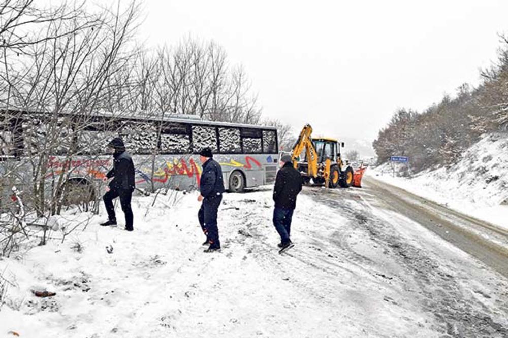 (FOTO) CRNOGORSKE KOŠARKAŠE MILIMETRI DELILI OD SIGURNE SMRTI: Autobus umalo sleteo u provaliju!