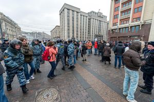 (FOTO) NAPAD NA RUSKI KONZULAT U UKRAJINI:  Desničari bacali upaljene baklje na zgradu