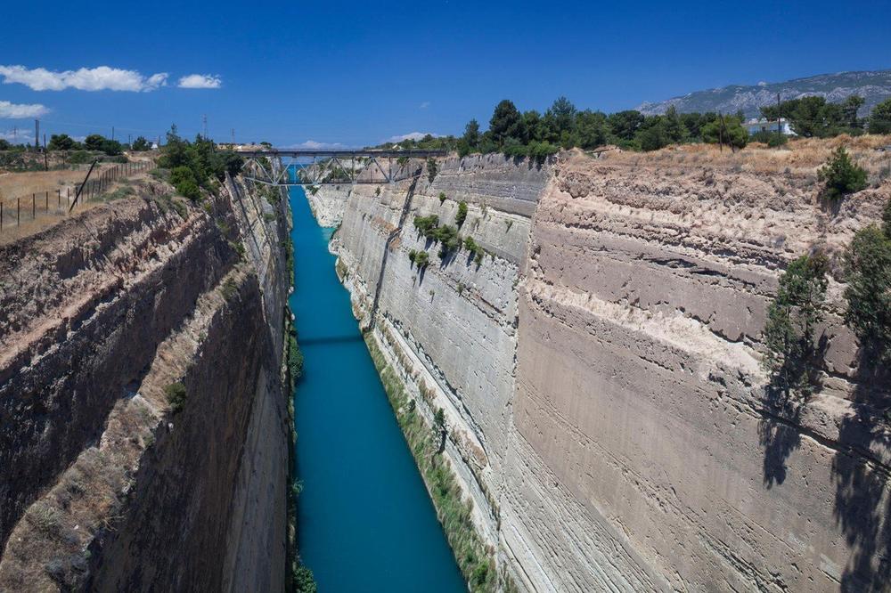 (VIDEO) MUKE ZA BRODOVE: Korintski kanal zatvoren zbog odrona