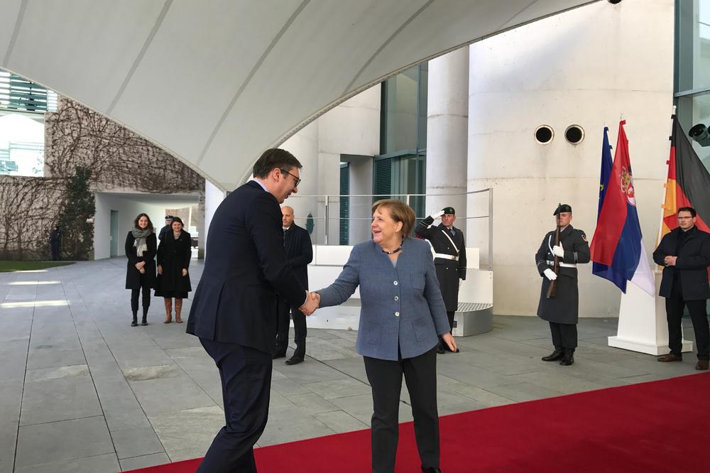 SRDAČAN PRIJEM U SEDIŠTU NEMAČKE KANCELARKE: Merkelova sa osmehom dočekala Vučića