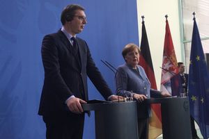 ZAJEDNIČKI PRED NOVINARIMA U BERLINU Vučić sa Merkelovom o odnosu Beograda i Prištine: Važnije je ljubiti zemlju svoje dece nego zemlju svojih predaka!