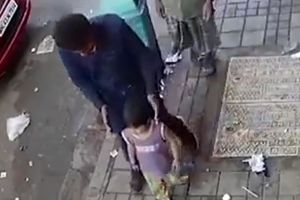 (VIDEO) ŠOK USRED BELA DANA U INDIJI: Oteo dvogodišnju devojčicu na ulici, sigurnosne kamere sve snimile