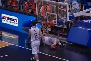 (VIDEO) STRAŠNO: Cela konstrukcija koša se pravo niotkuda obrušila na igrača! Košarkaš je samo nepomično ležao i zapomagao