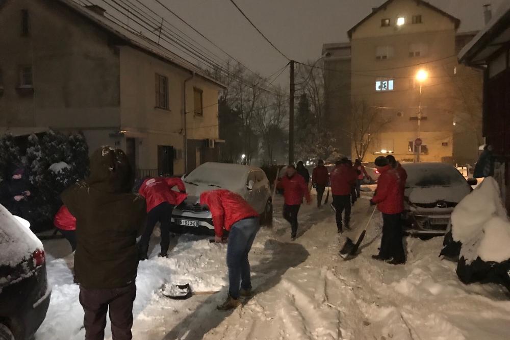 ODAZVALI SE POZIVU: Aktivisti SDPS očistili sneg ispred Udruženja penzionera opštine Novi Beograd