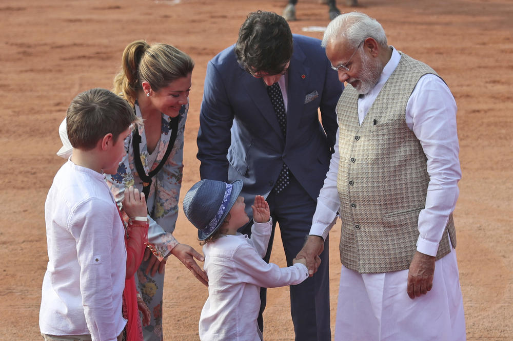 (FOTO) ON JE GLAVNA FACA GDE GOD SE POJAVI: Sinčić kanadskog premijera napravio šou u Indiji!