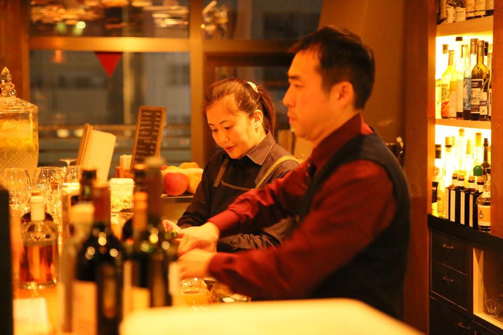 (FOTO) ZA SRPSKO IME NEMANJA NADALEKO SE ČULO, ČAK DO JAPANA: Bračni par Kumiko i Tomojuki drže bar u Jokohami u kom služe SRPSKU RAKIJU I HRANU!