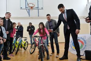 (FOTO) UDOVIČIĆ: Gradimo dvoranu vrednu 12 miliona evra, bicikli za najbolje đake OŠ Vojvoda Mišić