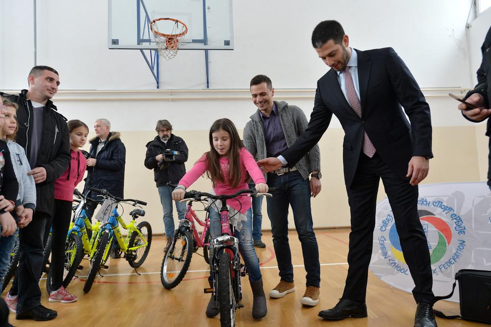 (FOTO) UDOVIČIĆ: Gradimo dvoranu vrednu 12 miliona evra, bicikli za najbolje đake OŠ Vojvoda Mišić