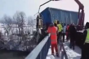 (VIDEO) SNIMAK OD KOJEG SE DIŽE KOSA NA GLAVI: Pogledajte akciju spasavanja čoveka koji je visio iznad ledene Morave