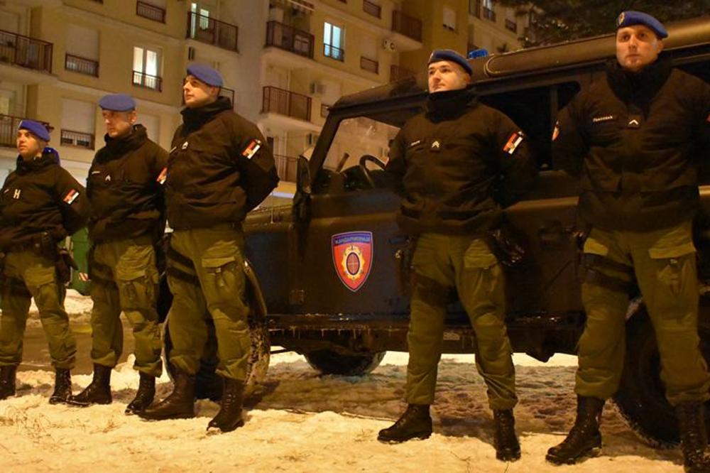 (FOTO) MINISTAR POLICIJE U AKCIJI: Stefanović u noćnoj patroli sa Žandarmerijom
