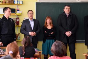 STEFANOVIĆ SA ŠKOLARCIMA: Hoćemo da svaka škola u Srbiji bude pokrivena video nadzorom