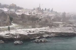 (VIDEO) ZIMA NA NERETVI: U Mostaru pao sneg!