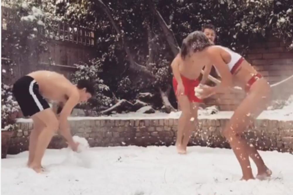 (VIDEO, FOTO) KAO PUŠTENA SA LANCA: Bivša supruga srpskog sportiste polugola se valja u snegu sa dva nepoznata mladića