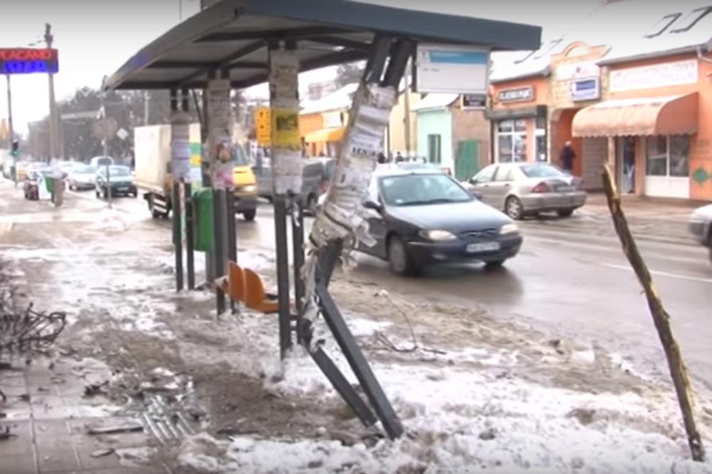 (FOTO, VIDEO) UŽAS U CENTRU OBRENOVCA: Automobilom se zakucao u autobusko stajalište! VOZILO UNIŠTENO!