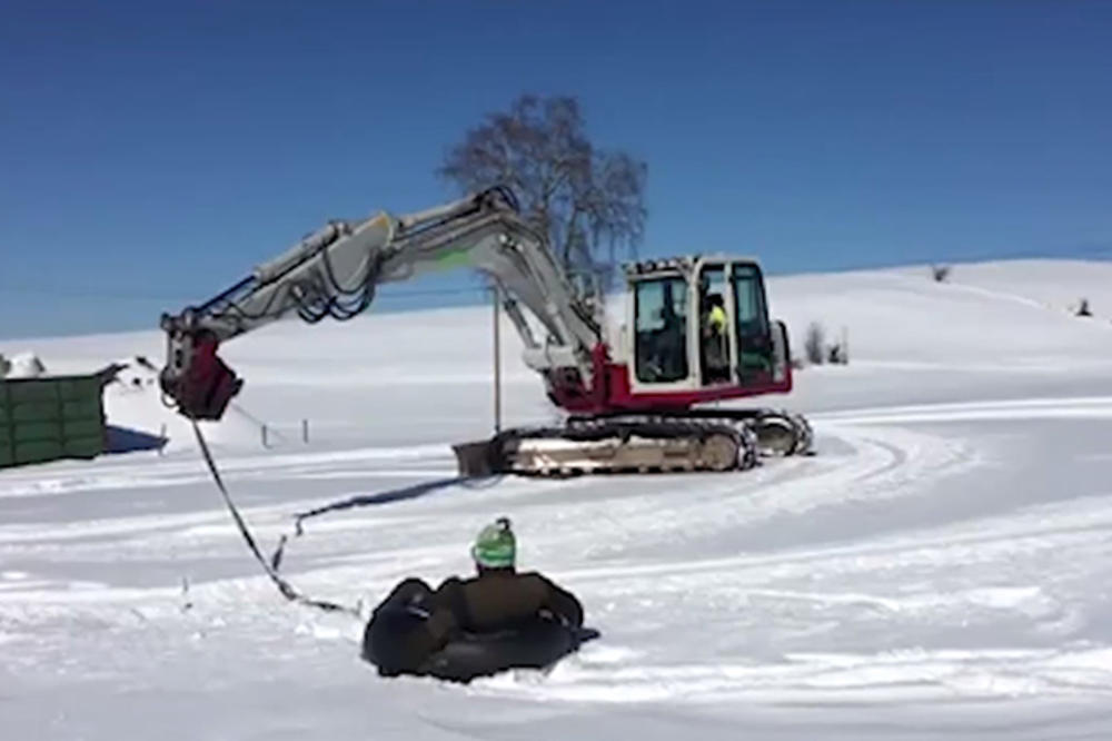 (VIDEO) KAKO SE ONI LUDO ZABAVLJAJU: Kada im je dosadilo čišćenje snega evo za šta im je poslužio buldožer