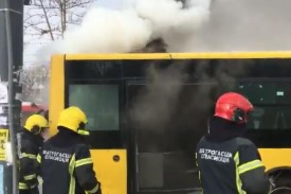 (VIDEO) GOREO AUTOBUS NA LINIJI 31 JUTROS KOD HRAMA: Kuljao dim, zapalio se u Bulevaru oslobođenja
