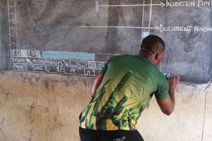 (FOTO) TO SE ZOVE POŽRTVOVANOST: Nastavnik u Gani predaje informatiku bez kompjutera