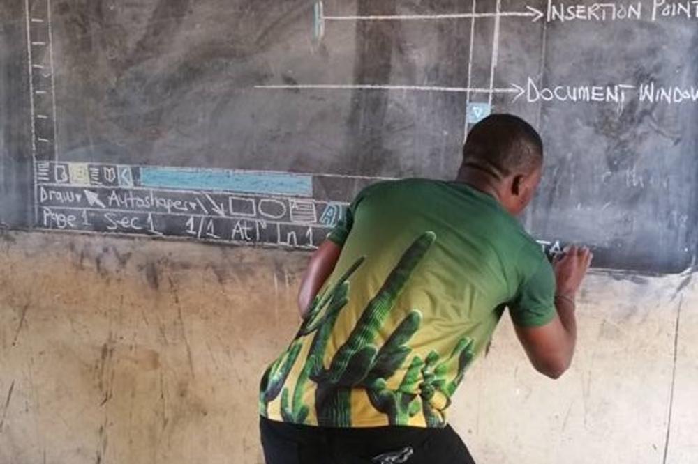 (FOTO) TO SE ZOVE POŽRTVOVANOST: Nastavnik u Gani predaje informatiku bez kompjutera