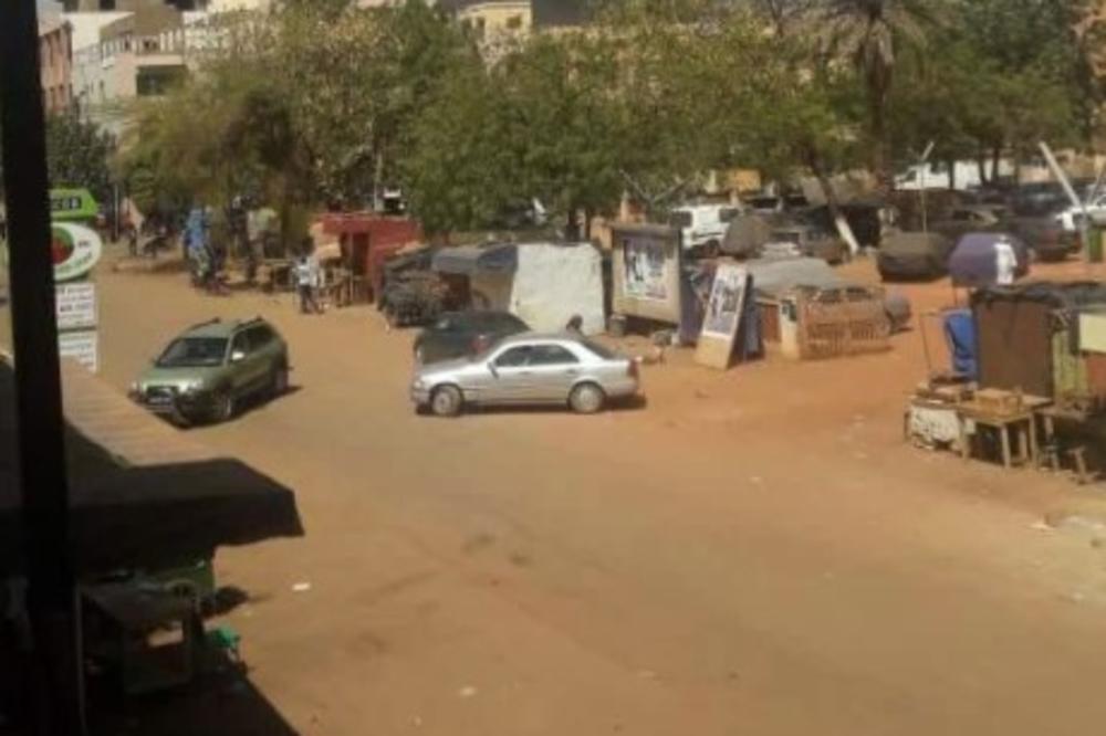 (FOTO, VIDEO) TERORISTIČKI NAPAD U BURKINI FASO: 28 mrtvih u eksploziji u blizini francuske ambasade, 5 napadača pucalo na sve strane