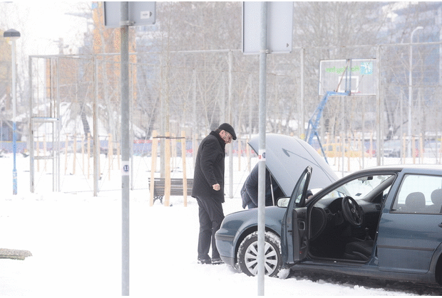 EKSKLUZIVNI PAPARACO: Rasim pao pod auto! Ministar se valjao u snegu