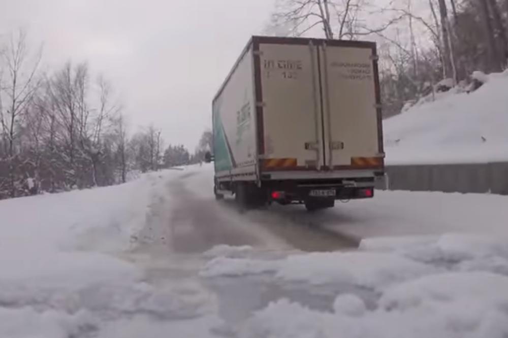 (VIDEO) LUDOST ILI HRABROST? Kamiondžija iz BiH iskoristio sneg za reli vožnju!