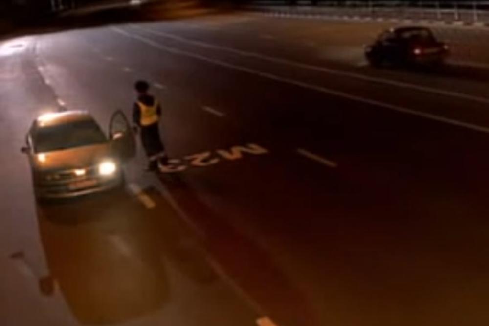 (VIDEO) SAMO U RUSIJI: Saobraćajac ga je zaustavio i počeo da mu piše kaznu, a onda su iz mraka izleteli ONI!