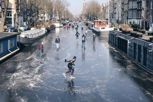 (VIDEO) UDRI ZIMU NA VESELJE: U Amsterdamu je toliko hladno da se ljudi klizaju po zaleđenim kanalima