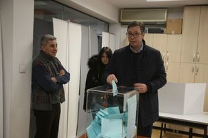 (KURIR TV) PREDSEDNIK POVEO MEZIMICU TALIJU: Vučić glasao tradicionalno u društvu ćerke Milice