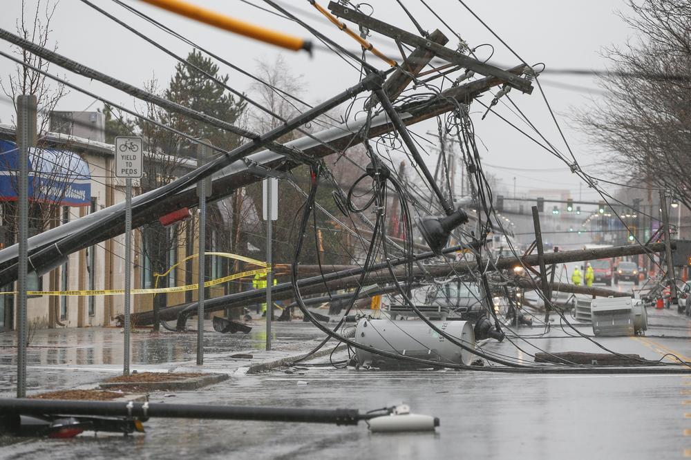 (VIDEO, FOTO) VANREDNO STANJE U AMERICI ZBOG OLUJE: Ciklon bomba ubila 9, kidala drveće i NAPRAVILA HAOS