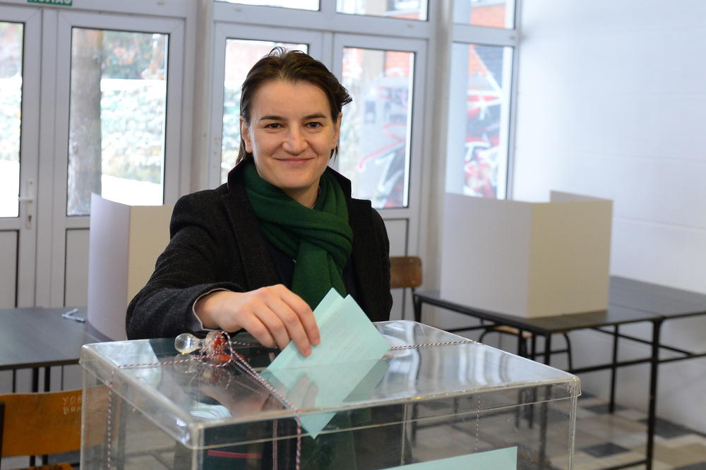 PREMIJERKA POŽURILA NA BIRALIŠTE: Brnabićeva sama glasala na Savskom vencu