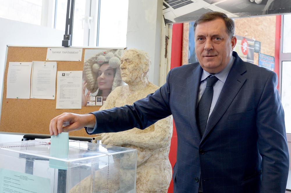 GLASAO I PREDSEDNIK SRPSKE: Dodik ubacio listić na biračkom mestu na Dedinju, pa pokazao srpski pasoš