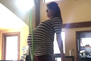 (VIDEO) STOMAK NIJE PREPREKA! Trudnica demonstrirala nov način vrtenja hulahopa!