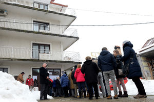 (FOTO) NEOBIČNO BIRAČKO MESTO NA ZVEZDARI! KROZ KUĆU MU PROĐE HILJADE LJUDI: Gužva u dvorištu kod čika Pere, komšije došle da glasaju!