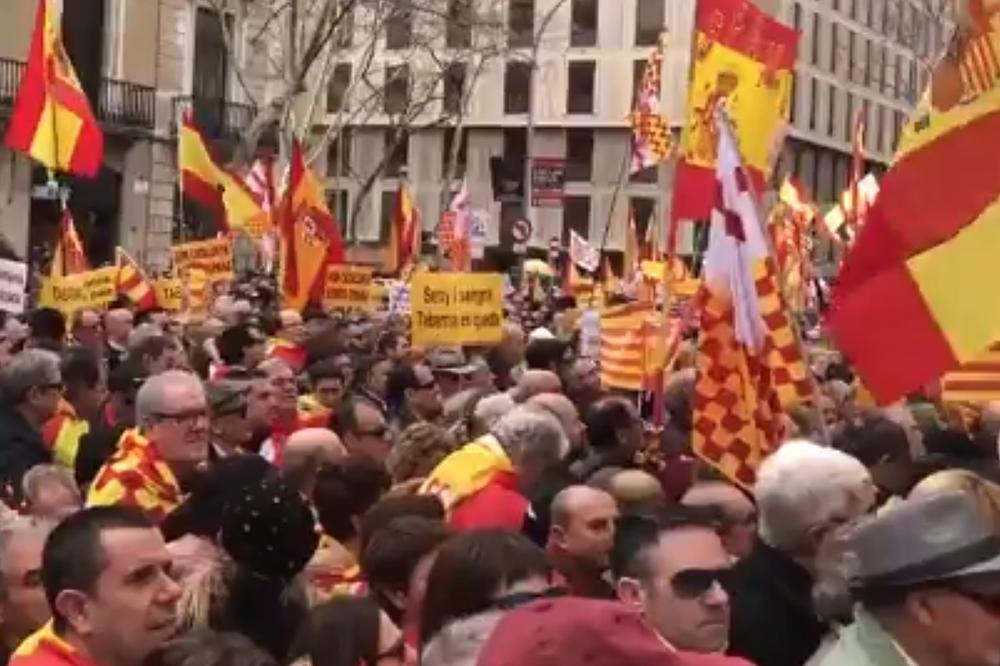 (VIDEO) HILJADE LJUDI NA ULICAMA BARSELONE: Masovni protesti protiv otcepljenja Katalonije