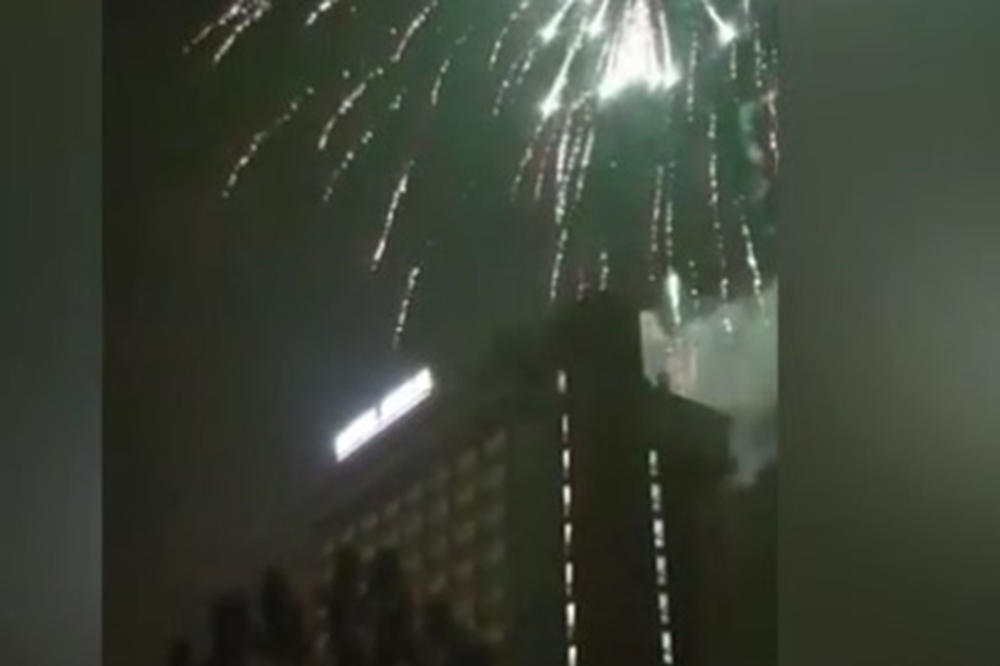 (KURIR TV) GRMELO IZNAD HOTELA SRBIJA: Naprednjaci vatrometom proslavili pobedu u Beogradu! POGLEDAJTE