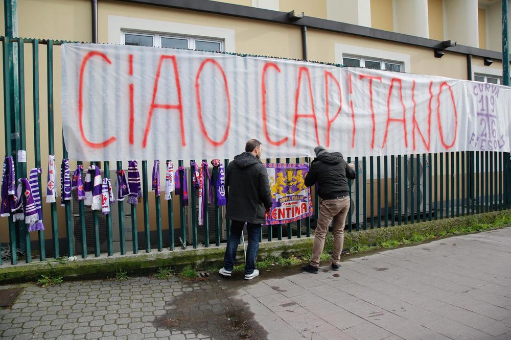 (FOTO, VIDEO) FIRENCA U ŠOKU: Navijači oplakuju preminulog Davidea Astorija, Fiorentina zbog smrti kapitena menja grb