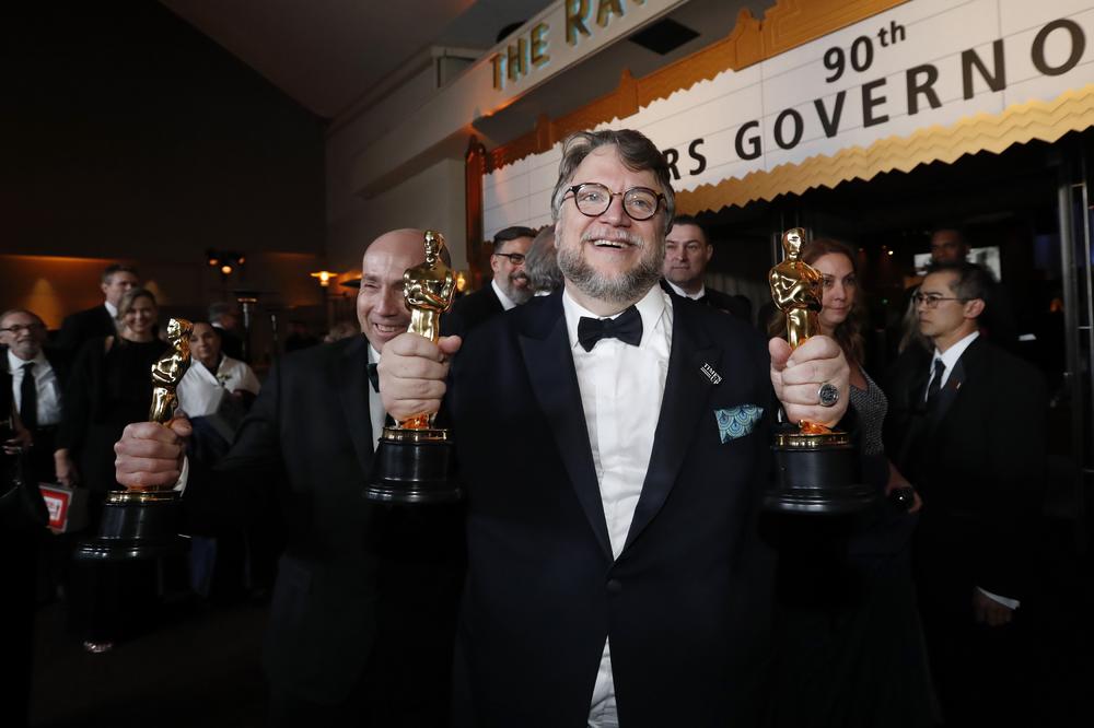 (VIDEO) SVEČANO U LOS ANĐELESU, ZLATNA STATUA UZBURKALA LJUBITELJE FILMSKE UMETNOSTI: Giljermo del Toro osvojio Oskara za najbolju režiju, a evo u čijim je rukama još završila prestižna nagrada