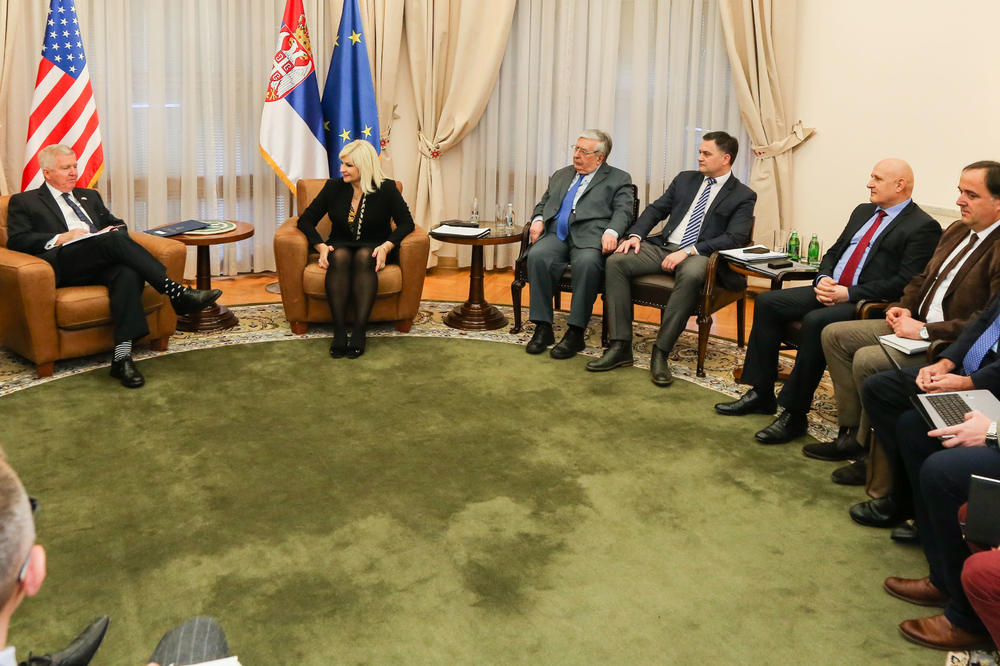 (FOTO) NEOBIČAN TREND: Američki ambasador Skat razgovarao sa Mihajlović, a posebnu pažnju privukle su njegove čarape