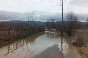 NASIP PROBIJEN TOKOM NOĆI: Južna Morava poplavila sela, dežuraju sve službe, voda počela da opada