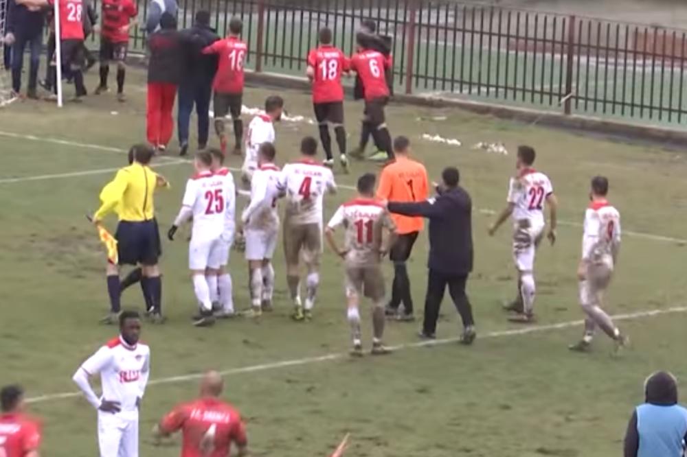 (VIDEO) PALA KRV NA KOSOVU: Žestok sukob navijača za vreme utakmice! Gledaoci preskakali ogradu kako bi sačuvali ŽIVU GLAVU!