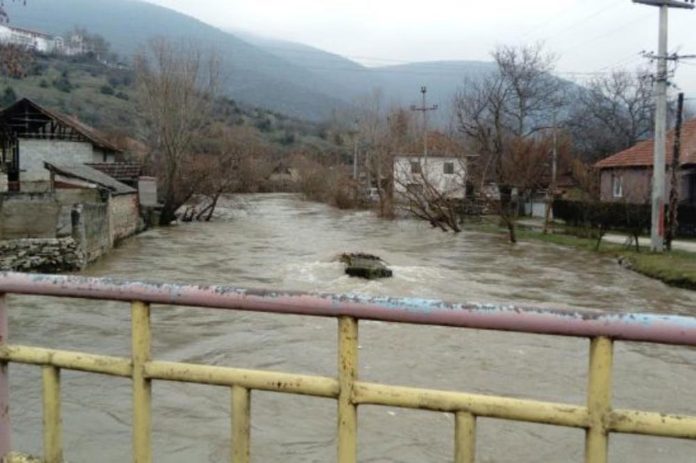 (FOTO) IZLIO SE VARDAR: Poplavljeno nekoliko mesta u gornjem toku najveće makedonske reke