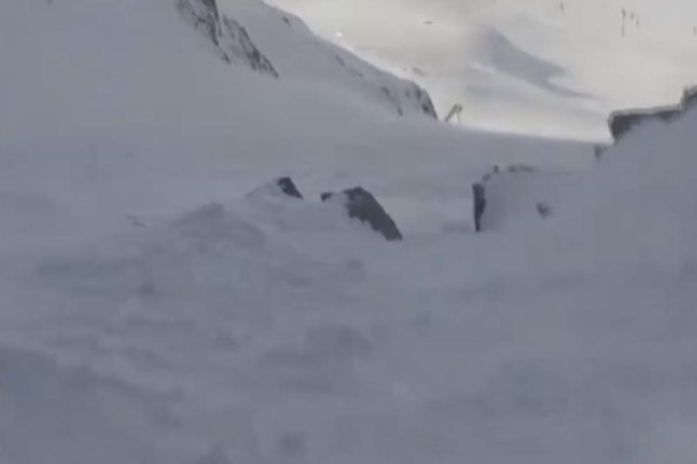 (VIDEO) SNOUBORDER SNIMIO TRENUTAK KAD JE ULETEO U LAVINU: Od smrti ga spasla kaciga i još jedna neverovatna stvar