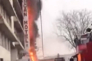 (VIDEO) VATRENA STIHIJA U IZMIRU: Požar zahvatio hotel, žene u panici skakale kroz prozor